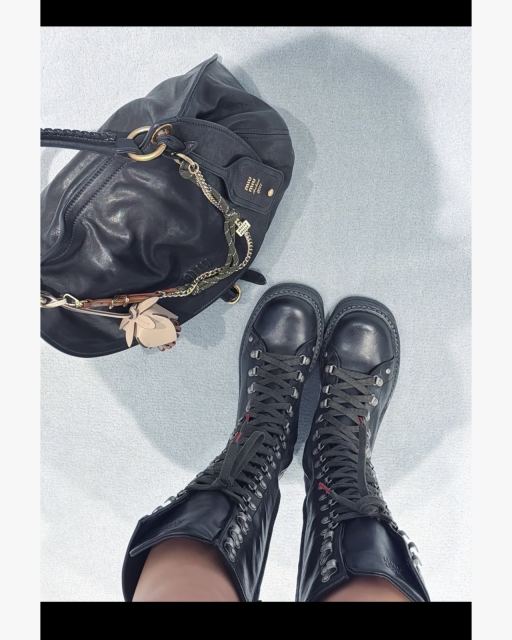 miu miu 앞면 레이스업 부츠 블랙/브라운 대표 미리보기
