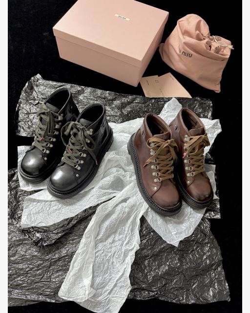 miu miu 브라운 & 블랙 복고풍 등산 숏부츠 대표 미리보기