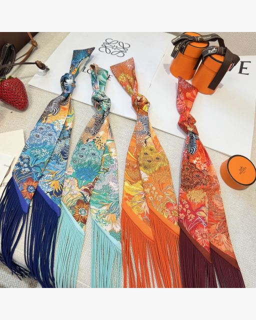 HERMÈS 플라워 애니멀 프린트 프린지 트윌리 스카프 롱 리본 타이 대표 미리보기