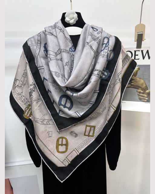 LOEWE 클래식 벨트 체인 패턴 빅사이즈 스퀘어 스카프 숄 대표 미리보기