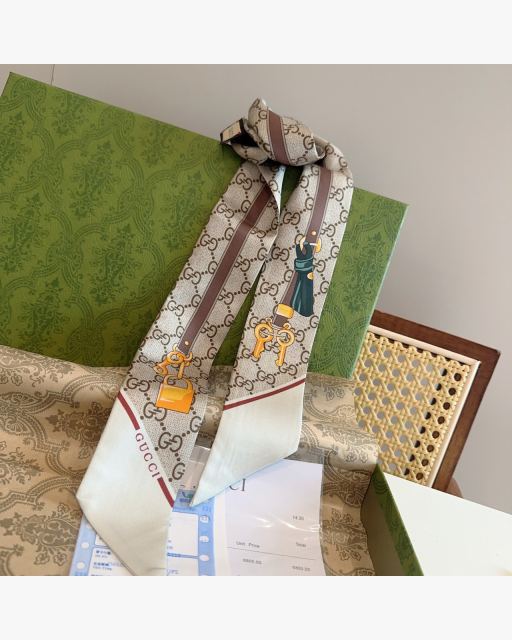 GUCCI 모노그램 키 참 장식 트윌리 스카프 클래식 슬림 리본 타이 대표 미리보기